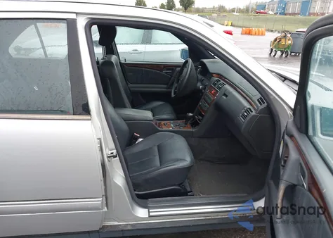 1998 Mercedes-Benz E 320 z USA, uszkodzony, nr VIN WDBJF65F4WA683664